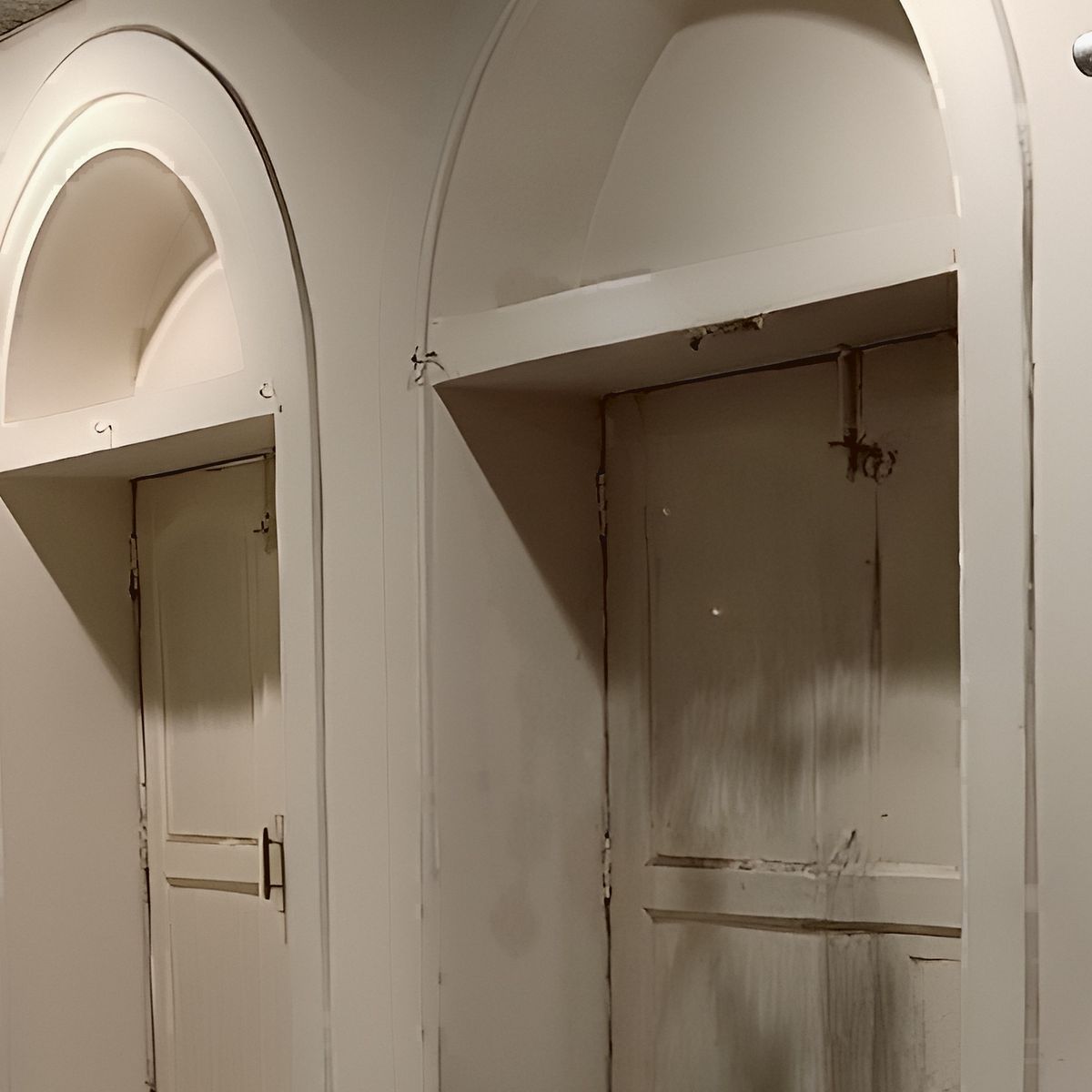 An arched wall niche in hand-plastered walls
